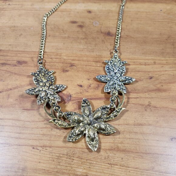 Nwt Womens Bib Necklace Flowers Crystals Gold-Tone - Picture 4 of 4